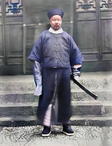 这位气宇轩昂的武将，出身贫寒，靠着双手打出人生最巅峰，成为封疆大吏。
33岁参军