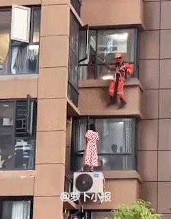 “自己的命自己珍惜，不然神仙也救不了你！”2024年，一年轻女子站在空调外机上准