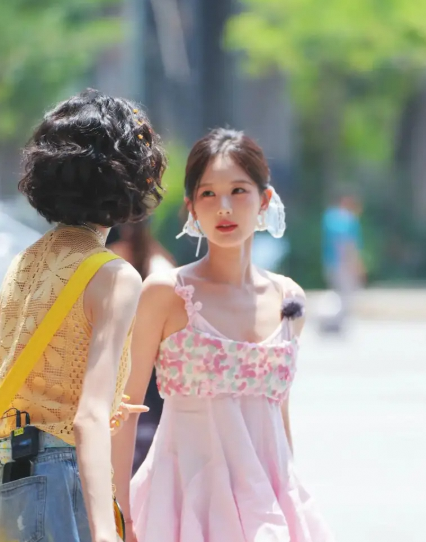  李一桐新综艺路透 粉色吊带上衣搭配蓝色发带超甜美