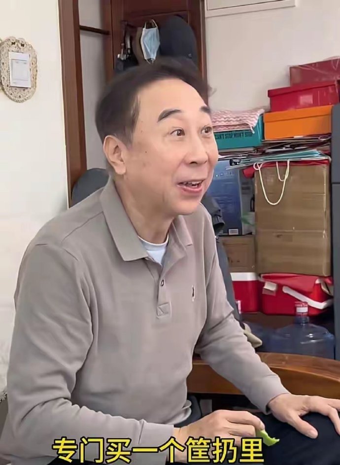 68岁冯巩房子内景曝光！屋内空间狭小，纸箱堆一地，网友：太朴素 ​​​