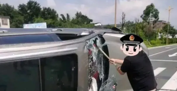 为什么以前车祸救人都砸窗，现在车祸就拉把手然后说车门锁死？其实很简单：
以前燃油