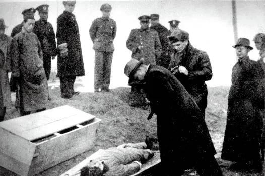 1948年3月25日，日本间谍川岛芳子在北平被枪决后，各国记者围住她的尸身拍照，