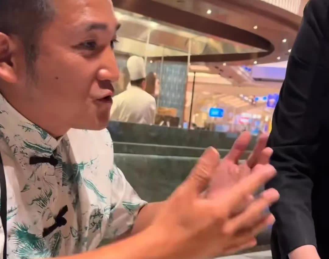 一名百万粉网红在澳门餐馆吃饭时，因为茶水太热，喝水时烫到自己嘴，要求餐馆赔钱，并