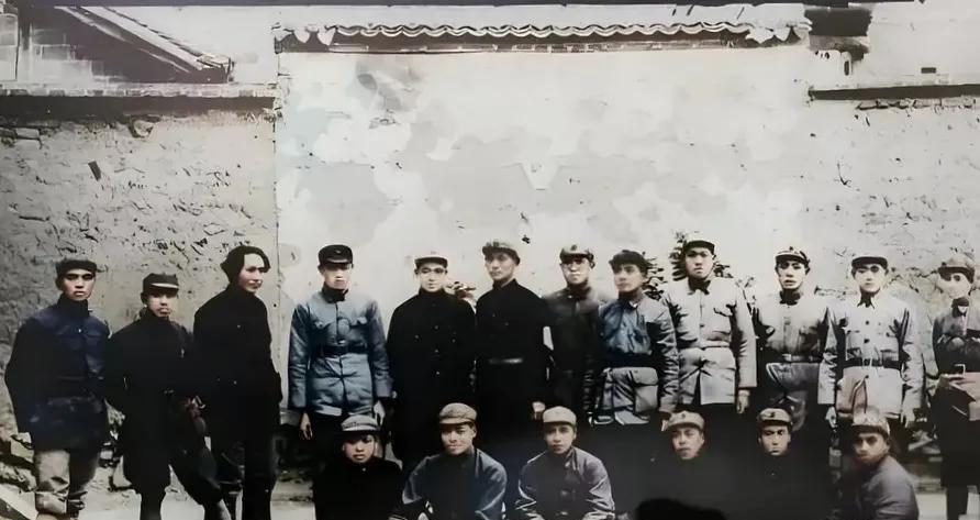 1937年，延安，毛主席与战友们在一起，亲切交谈，合影留念，永恒的回忆！