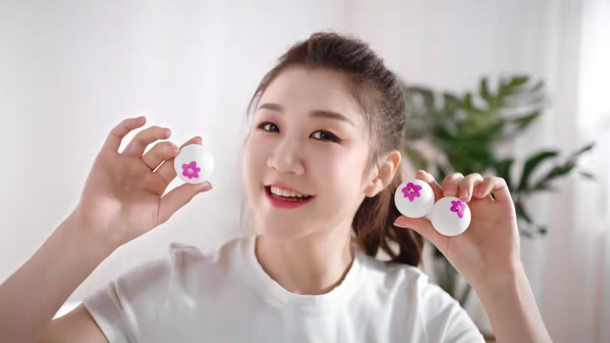 陈梦现身直播间，黄子韬喊“姐”后为何突然自扇耳光？原因曝光！