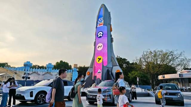 蔚来在广州猛圈粉：全新ES8在主题乐园当空调房，半夜也能约试驾