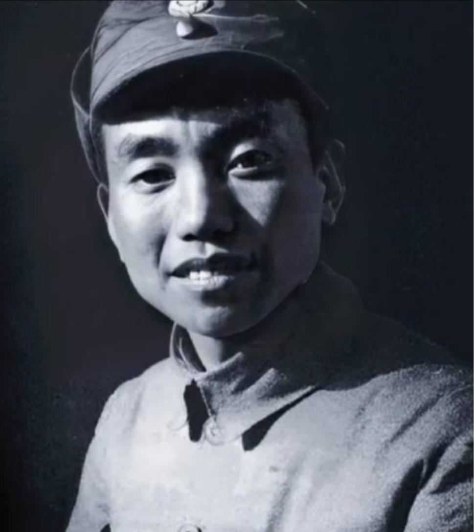 1931年，师长萧克在审讯时意外认出一名战俘，他震惊之余，立刻命令守卫松绑，战俘