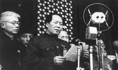 1949年10月1日，主席在天安门城楼庄严宣布：同胞们，中华人民共和国中央人民政