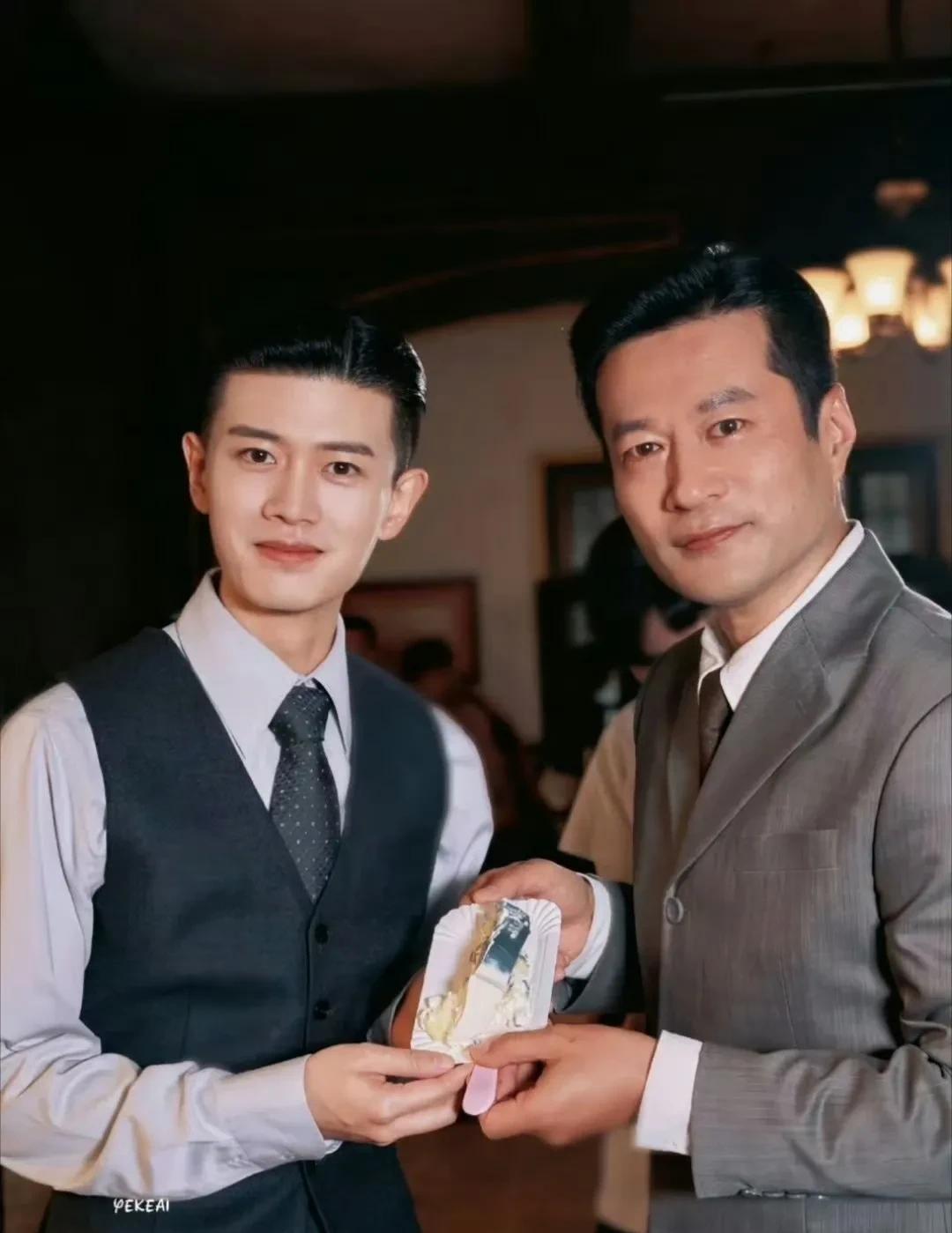 #夏日生活打卡季#
大背头+西装马甲，任嘉伦瞬间化身民国贵气商人，眼神里都是故事