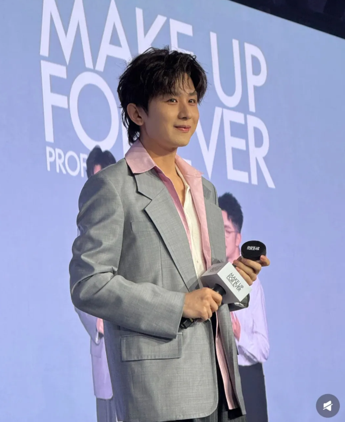 程毅古装挺仙儿挺帅的，现代装差点儿意思，总感觉他挺社恐唯唯诺诺的有点儿放不开。