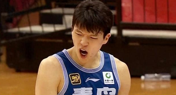 杨瀚森这种类型的中锋要么进不去轮换，冷板凳类型，中锋板马穆，一旦进入轮换教练用上