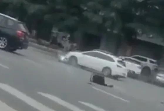 大家注意仔细看，陕西宝鸡社区女书记张某凤开车追撵白衣女子画面中，张某凤调转车头撞