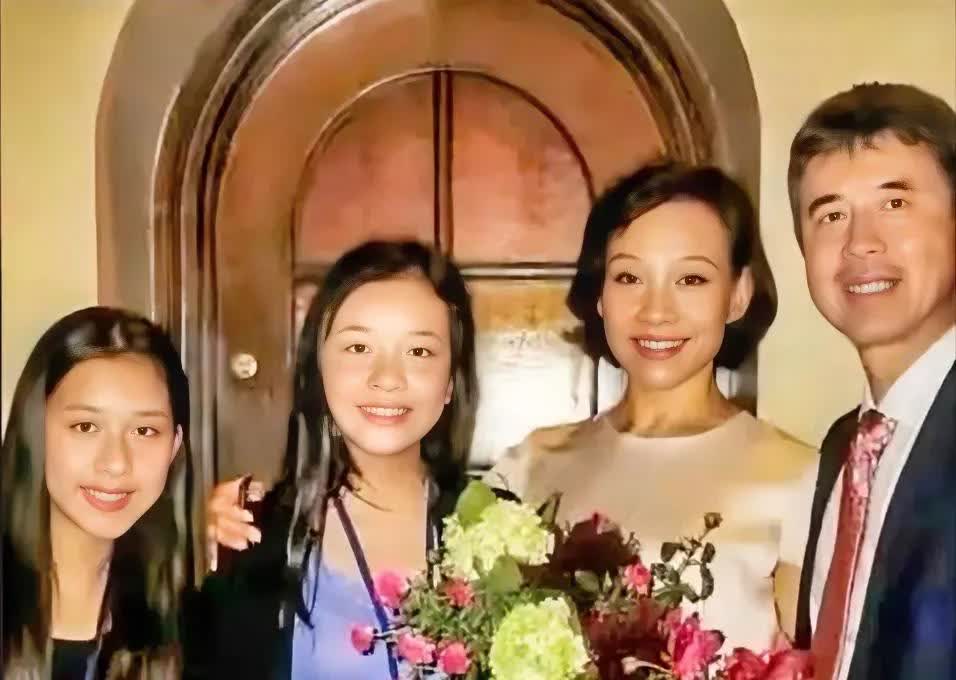 陈冲结过两次婚，生下两个女儿，

如今两个女儿的现状截然不同，

大女儿