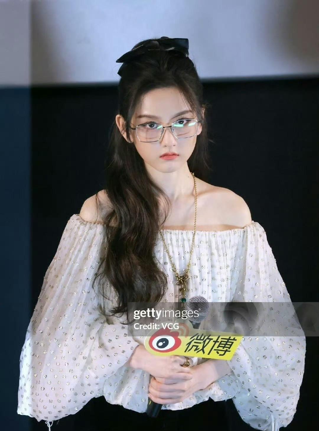 近期张靓颖戴眼镜的视频火出了圈，但是看了宋祖儿的眼镜照，感觉宋祖儿比张靓颖美了不