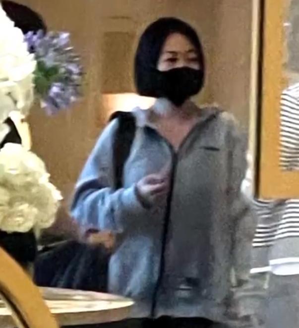 小s韩国被人偶遇，
健康状况让人担忧，
但是消费水平却一点没有变差！6月23日下