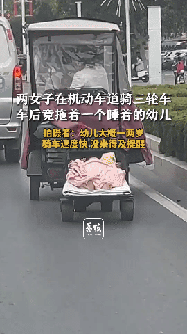 这女的是不是脑子有问题啊。

6月26号，河南新乡，一男子在街上行驶时，一三
