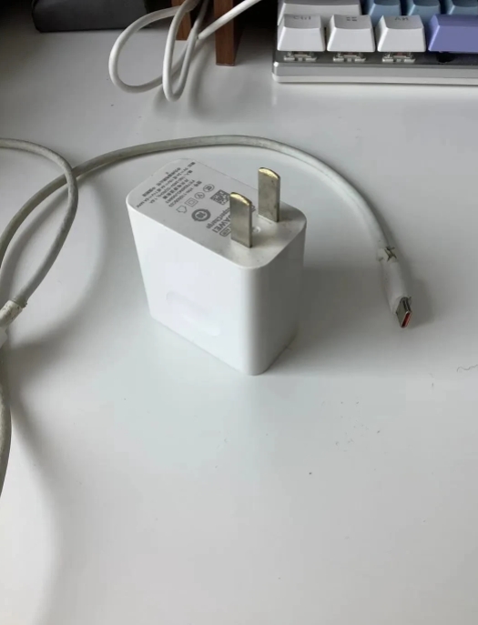 手机充电头的这个用处也太好了


手机的充电头除了接线充电，它还有不为人知的强大