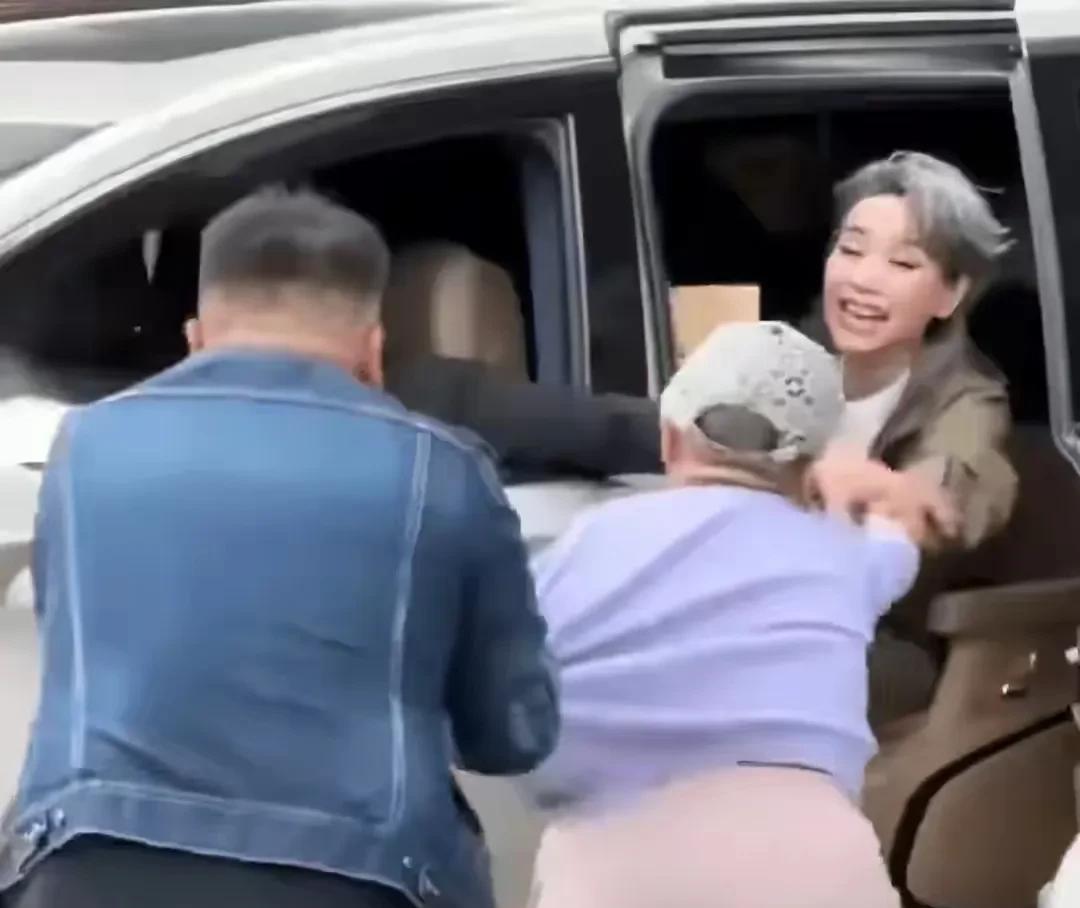 明星有时候也挺无奈的，毕竟这份工作也算是高危职业了吧。因为你永远不知道自己的粉丝