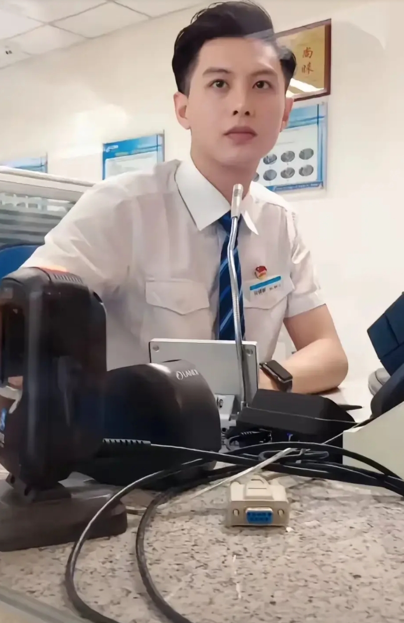 短剧顶流何健麒遭遇富婆争抢！
唉！不得不说，长得太帅也是个麻烦！
富婆也真是的，