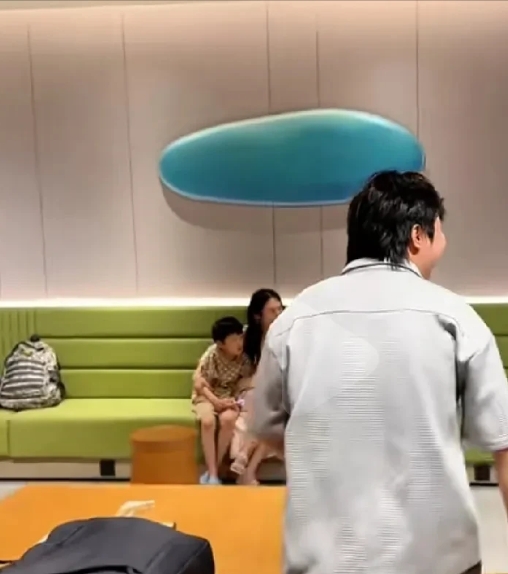 大家的开心果
韦籁回来了
自从韦籁离开金哥
就很少出现在小凤家的视频里
这次因为