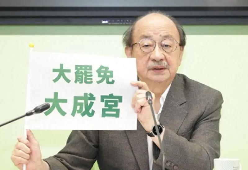 狗改不了吃屎！柯建铭：从小学六年级就立志打倒国民党
近来，岛内上演了一出滑稽戏，