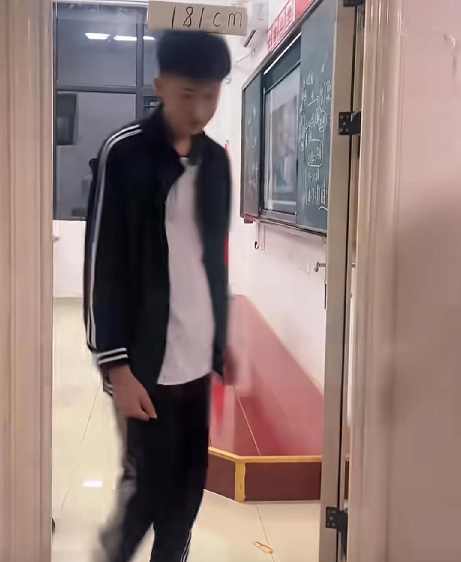 山东高中生贴181标签展示身高，个个霸道总裁既视感！网友：“第一个女生低头出来我