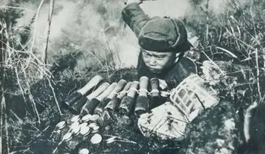 1951年2月，鼎盖山炮火连天，硝烟弥漫。18岁的战士潘天炎感觉到肠胃不舒服，离