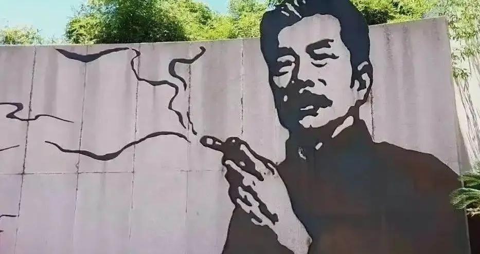 鲁迅该不该抽烟？
鲁迅万万没有想到，在他去世89年后会被人投诉在公共场所抽烟。这
