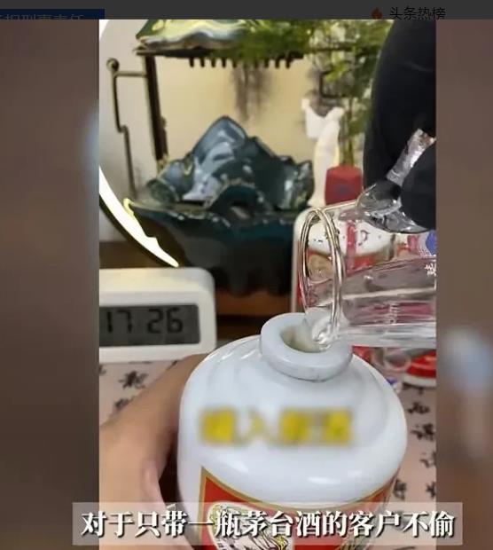 湖北武汉，女子以每瓶2350元的价格购买2瓶飞天茅台，准备邀请朋友。她跟烟酒店老
