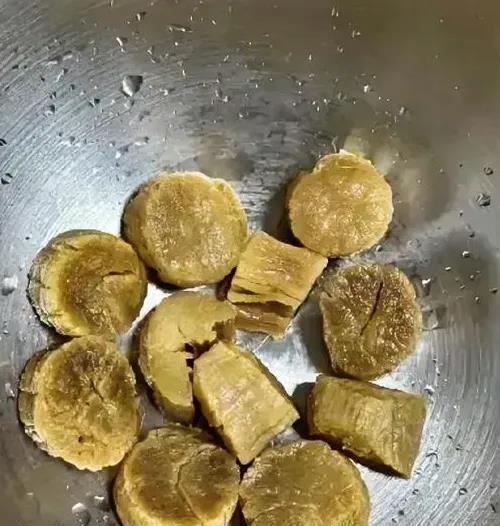 家人们谁懂啊！
就因为煲个粥放了10个，
婆婆直接开骂说我败家！看着个头不算极大