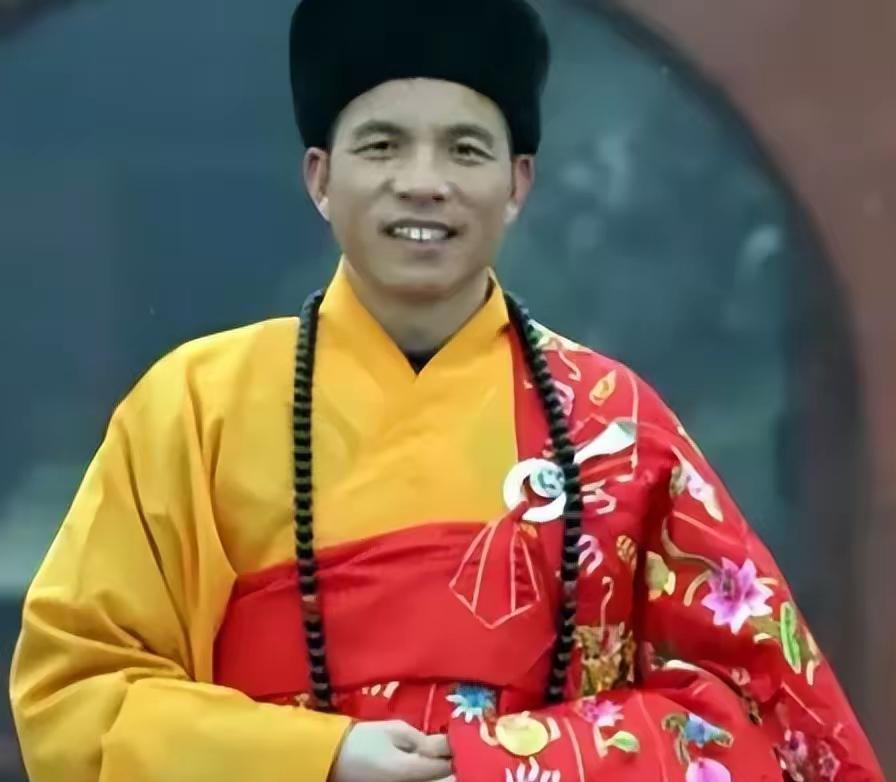 这也忒快了，释永信出事才三天，少林寺就换了方丈！
印乐法师成为下一任少林方丈，他