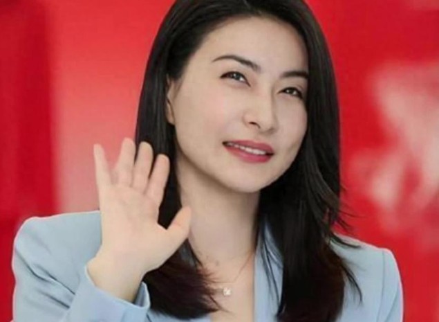 豪门贵妇，娱乐明星多如羊毛，而郭晶晶只有一位！她们怎能与晶晶相提并论呢？
 
她
