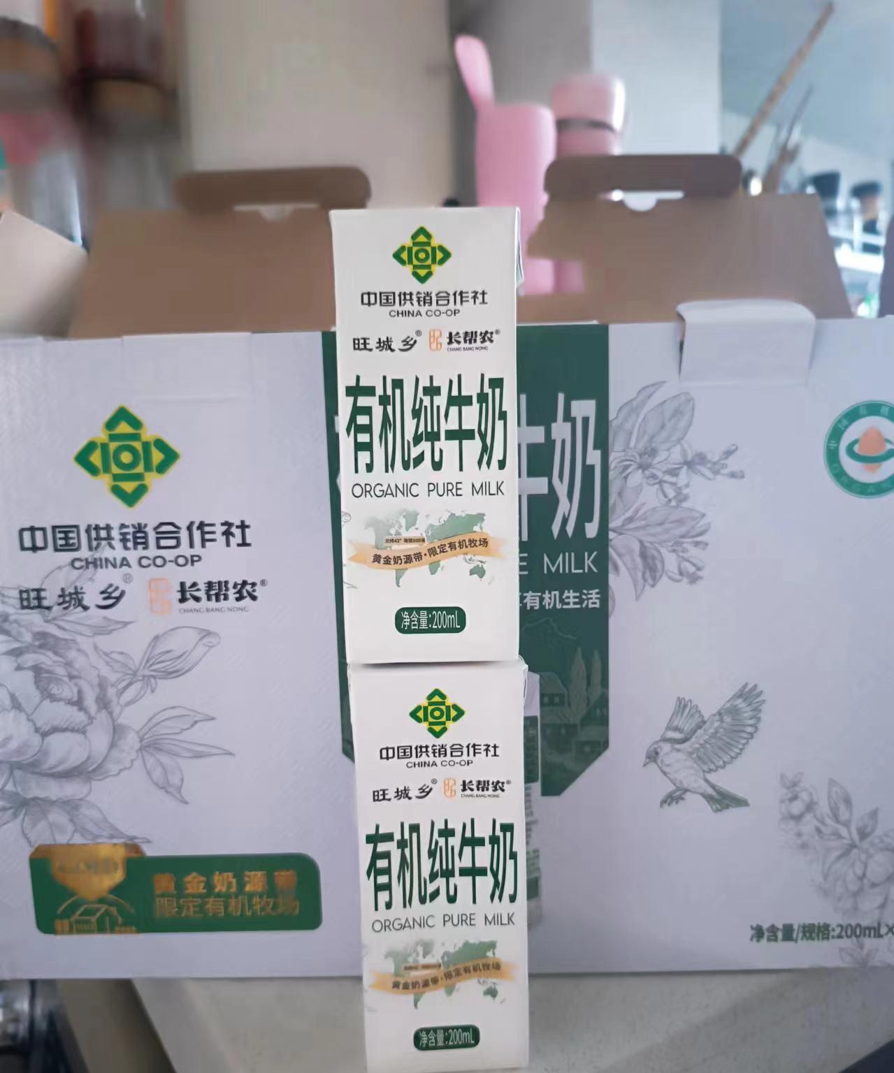 为什么某些牛奶的包装箱要整的这么大？
是为了高大上吗？
一箱牛奶12盒，明明只可