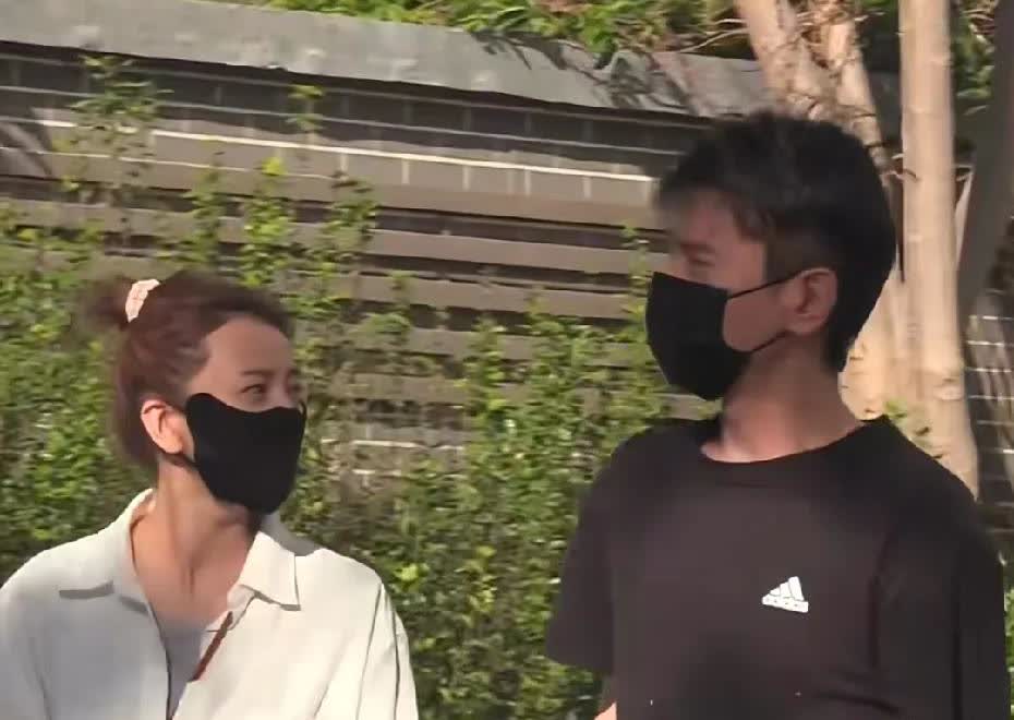 高圆圆赵又廷街头甜蜜散步，稳稳的幸福

当天赵又廷穿个汗衫配短裤，高圆圆扎着