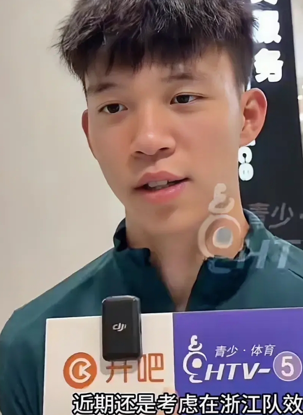 坚持留队，不留洋！

王钰栋踢完国家队的比赛后已返回俱乐部备战新一轮的中超联赛，