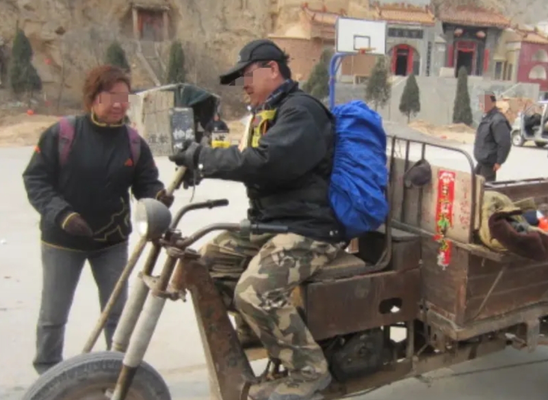 河南平舆，初中文化的男子吕某，6年前经朋友介绍，干起了卖散装汽油的买卖。短短6个