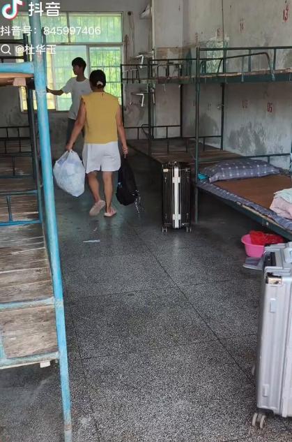 即将开学了，妈妈送儿子去学校，入住新生宿舍。
残破的墙壁，残旧的上下床，这个不足