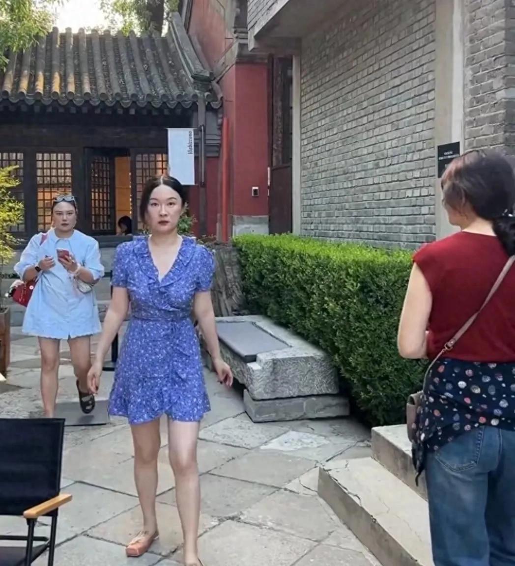 难怪她半退圈都不出来拍戏了，在北京住着带花园的别墅豪宅，大得像宫殿一般，还经常和