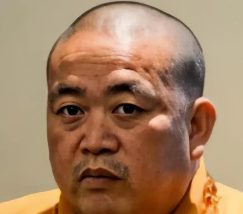 所谓佛度有缘人！
此人印堂发黑，肥头大耳。
油嘴滑舌，贪财好色之徒。
佛家弟子本