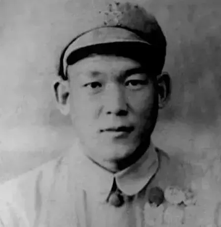 1951年，志愿军排长被13名美军包围，美军见他不断咳嗽，嘴角都咳出了血，顿时面