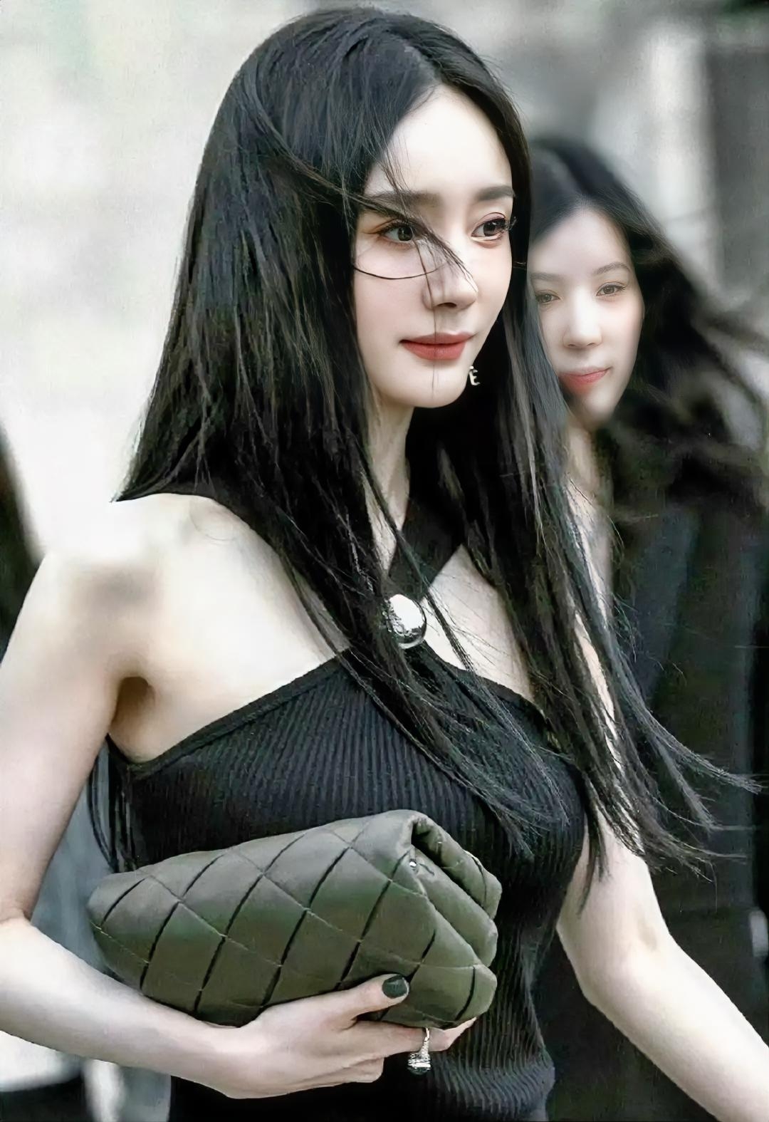 黑长直居然吊打百变造型，杨幂靠这个发型杀回顶流
真不是吹！杨幂最近两场活动，靠一