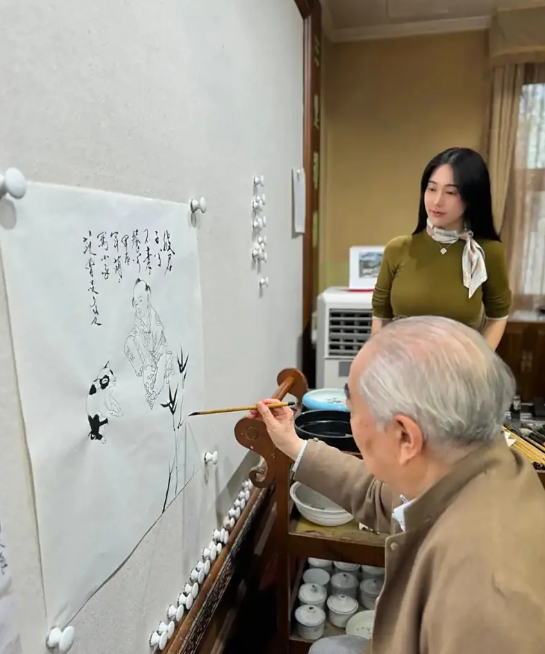 8月16日，范曾女儿范晓蕙发文“寻人”，称自己老爹范曾不知去向，疑似被范曾的第四