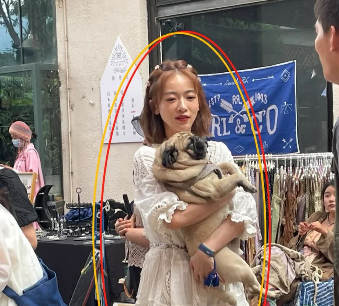 不是...吴谨言这路人视角太美啦！
这状态也太好了吧，脸蛋，白嫩又有光泽，看得