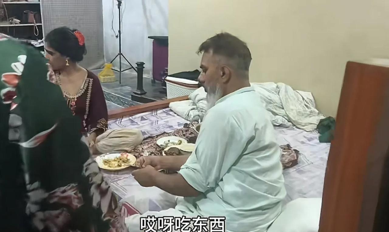 阿阳回来没两天，米莱布老丈人一家就杀上门来了。
这是要准备常住女儿女婿家吗？
阿