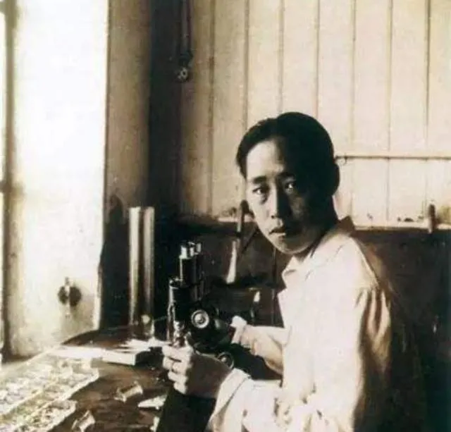 1966年，邓小平狠狠将文件甩在地上，愤怒地说道：“简直是胡闹！居然让他去扫厕所