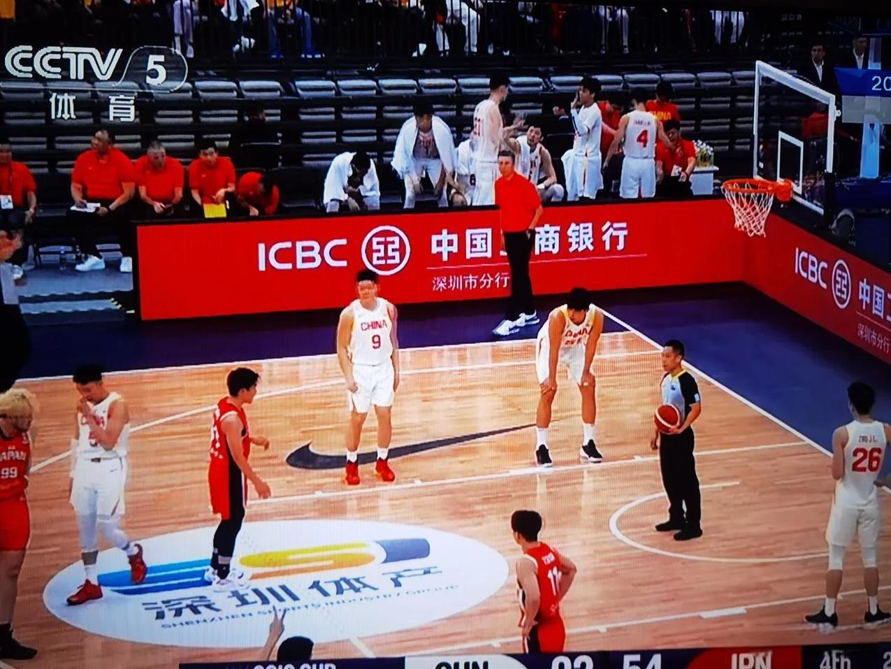 这哥俩上场捞了一个垃圾时间呢。比赛到了最后2分24秒。双方差距是92:55。这时