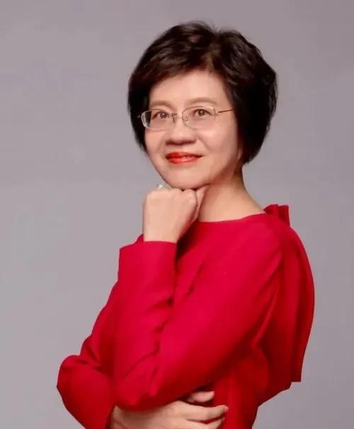 俞渝说，关于婚育呢，我觉得要随缘吧。因为现在这个多元化的社会和差异很大的社会，你