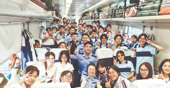 【护航高考学子返程】6月10日，来自东北育才和辽宁省实验中学的学生，在沈阳参加完