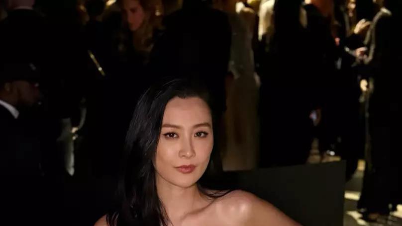 前TVB女星英国被偶遇，不施脂粉素颜照曝光，疑有白发一特征散发少女味