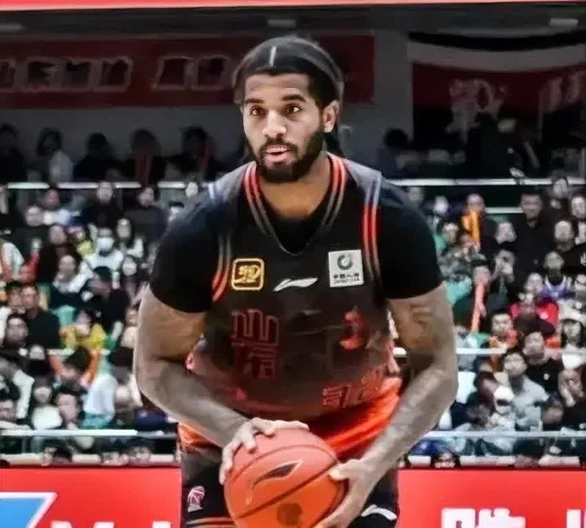 清晨刚起床，传来了辽篮大外援的新消息，有媒体人报出前nba勇士队大前锋无限接近签